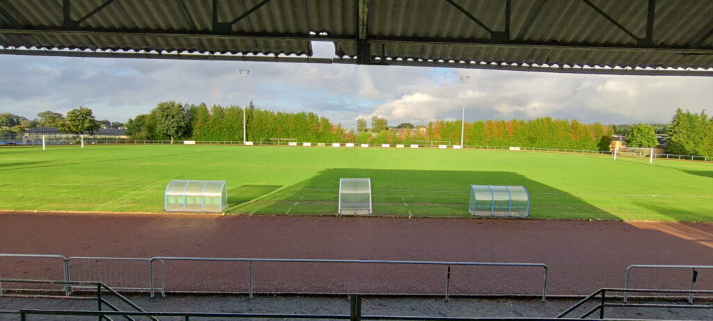 Photographie du stade Paul Sauvage, complexe sportif du Cheix, vu des tribunes